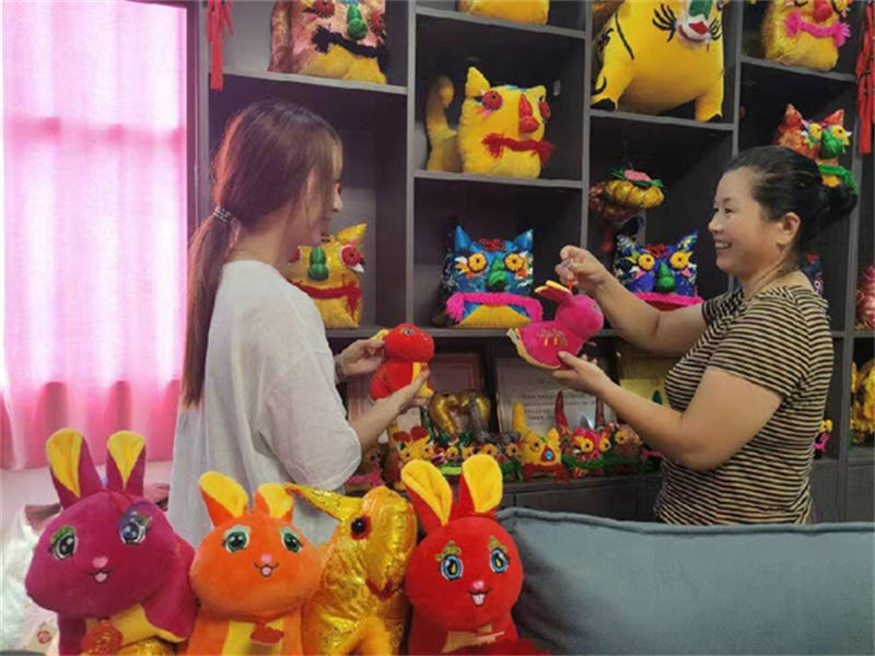 小小布老虎“缝”出乡村振兴“大图景”