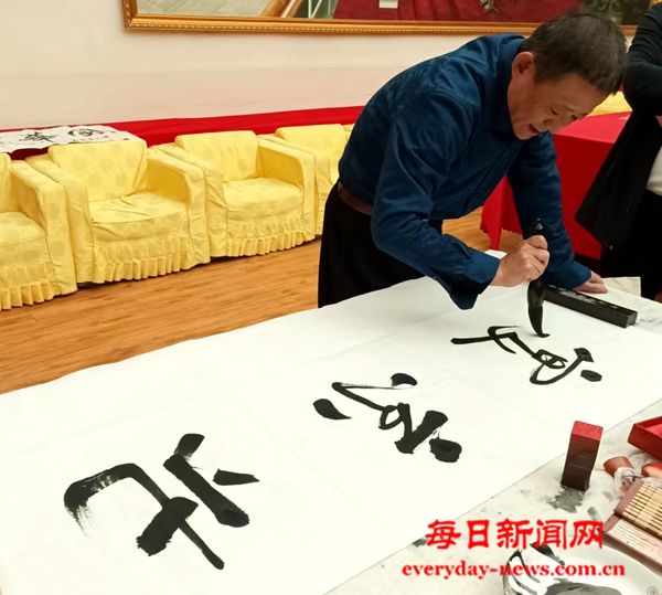 正在写字画.jpg 正在写字画.jpg