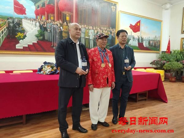 酒厂领导合影.jpg 酒厂领导合影.jpg