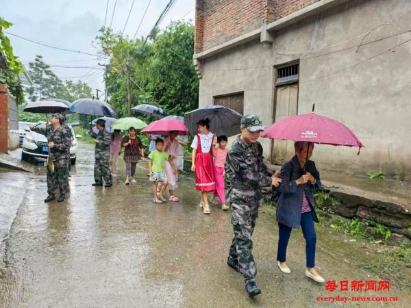 党旗在基层一线高高飘扬丨护民助农暖人心—